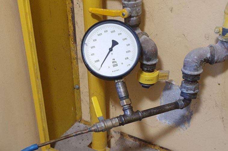 Manometr podłączony pod wewnętrzną instalację gazową w mieszkaniu poprzez bosta gazomierza