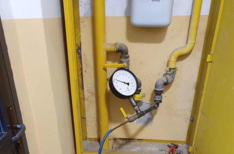 Manometr w czasie 30 minutowego ciśnieniowego pomiaru szczelności instalacji gazowej w mieszkaniu